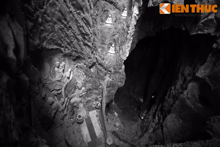 Một giai thoại còn kể rằng, vua Minh Mạng muốn tìm hiểu động Âm Phủ sâu đến đâu nên đã khắc chữ vào quả bưởi rồi thả xuống hang. Qua hôm sau, có người nhìn thấy quả bưởi nổi trên bãi biển cạnh đó liền nộp cho quan quân.