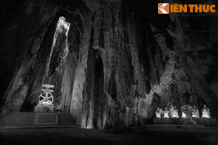 Theo đó, động Âm Phủ đã được biết đến từ thời người Chăm còn định cư trong vùng, nhưng phải đến thế kỷ 19 mới được người Việt khám phá. Đó là khi vua Minh Mạng vi hành ở vùng Ngũ Hành Sơn. Bị lôi cuốn bởi sự bí ấn của một hang động sâu hút, vua cho người vào thám hiểm.