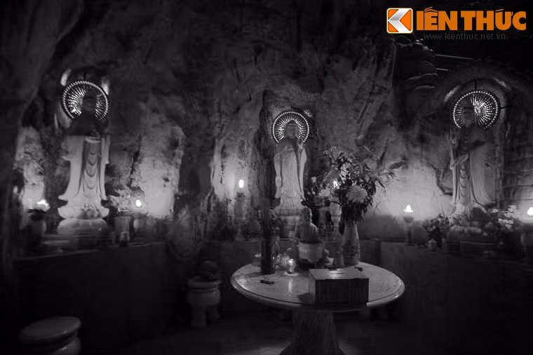 Theo lệnh của vua Minh Mạng, 12 binh lính tráng kiện dẻo dai và có kinh nghiệm leo núi cầm đuốc lần lượt chui vào cửa động. Lạ thay, mỗi lần vào là một lần tắt đuốc, như thể có một thế lực vô hình nào không muốn con người đột nhập chốn u tịch này.