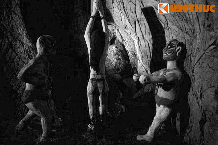 Gắn với cái tên Âm Phủ, cảnh trí trong động giờ đây được bài trí theo thế giới quan Phật giáo kết hợp với tín ngưỡng dân gian về cõi Âm, khiến những người yếu bóng vía không khỏi "lạnh người" khi lọt vào chốn mộng ảo này...