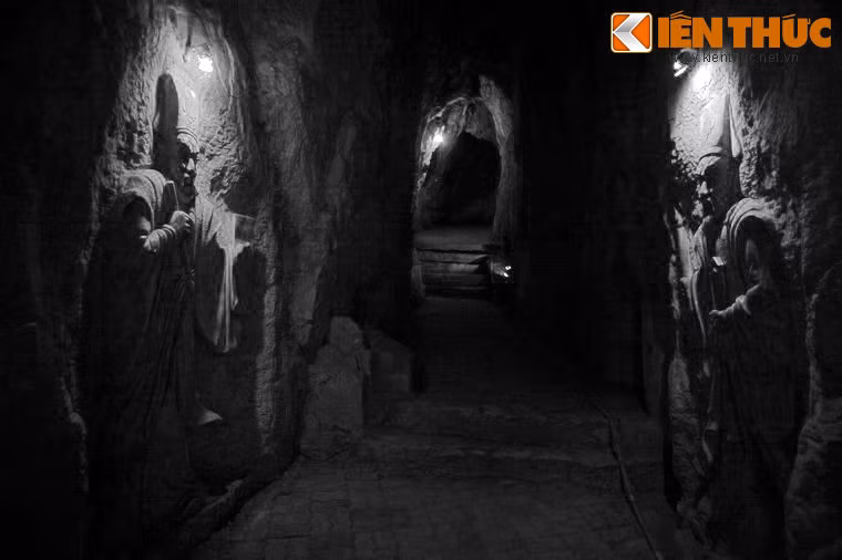 Một số người lính can đảm tìm cách xuống động mà không cần cầm đuốc, nhưng đều không thể vượt qua được địa hình hiểm trở, bóng tối sâu thẳm cùng cảm giác như đường thở bị bóp nghẹt, phải quay trở ra khi chưa khám phá được ngọn nguồn của động.