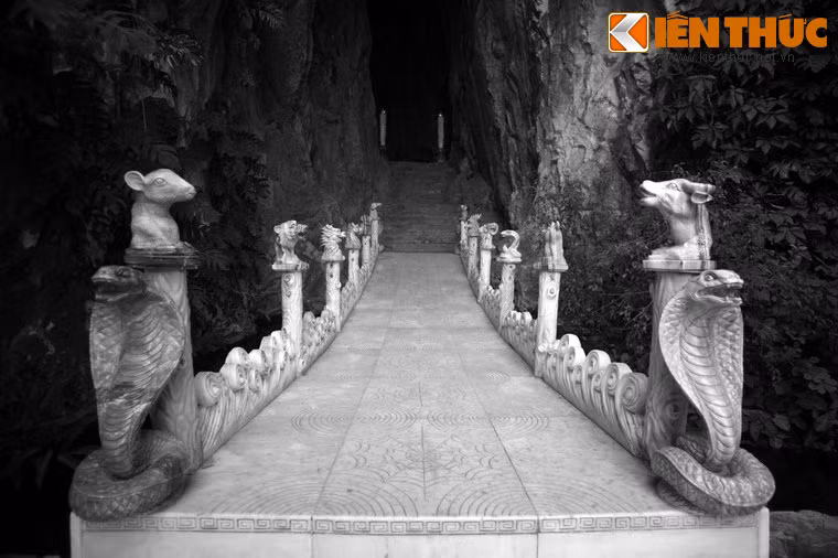 Nằm dưới chân núi Thủy Sơn, động Âm Phủ là hang động lớn nhất trong quần thể hang động ở khu danh thắng Ngũ Hành Sơn của Đà Nẵng. Quanh hang động này có những câu chuyện ly kỳ được người dân trong vùng kể lại cho đến nay.