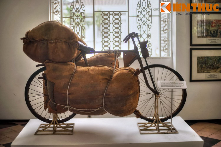 Hàng hóa thường được chia ra làm ba bao tải, một bao đặt trên yên sau, hai bao ở hai bên thân xe.