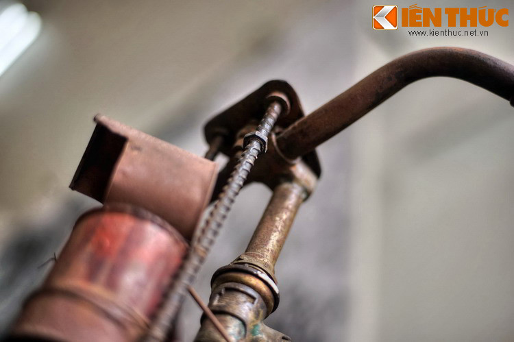 Từ ghi đông của xe có hai cây sắt hàn nối với trục bánh trước.