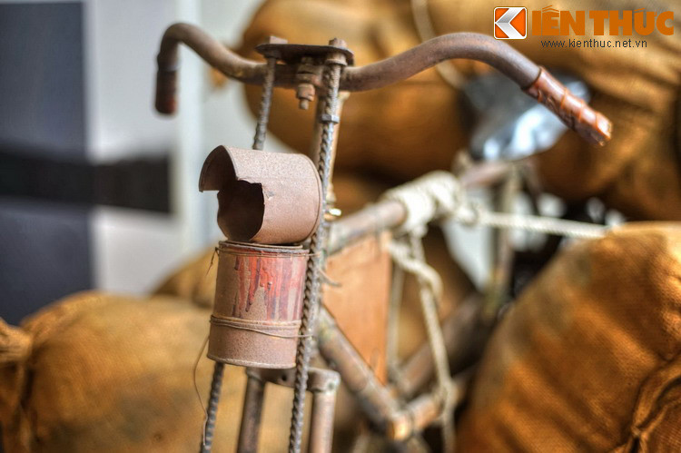 Trước xe có hộp đèn chế bằng ống bơ, đựng vừa đèn pin chữ L của quân đội Mỹ.