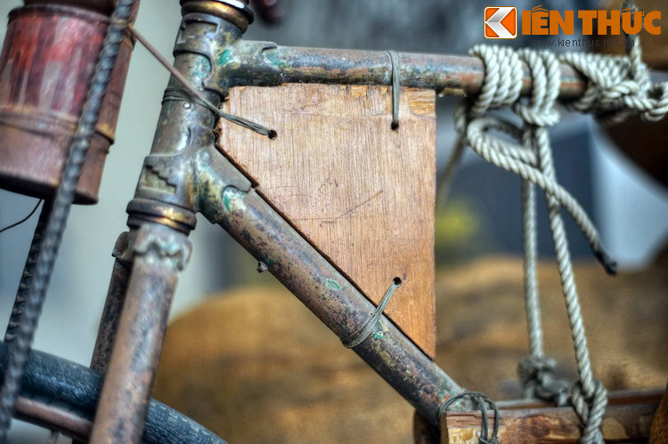 Thanh gỗ hình tam giác được ốp vào giữa hai gióng xe để tăng sức chịu tải của bộ khung.