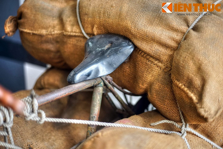 Yên xe không còn được dùng dể ngồi, trở thành điểm tựa để cố định bao tải hàng vào yên sau.