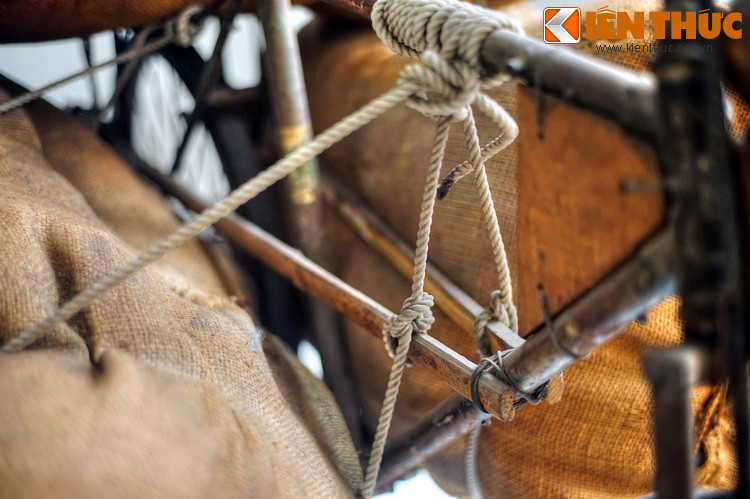 Nẹp tre và dây thừng được dùng để cố định các bao tải vào khung xe.