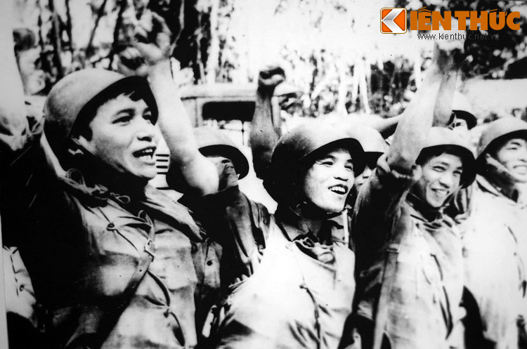 Chiến sĩ lái xe trên đường Trường Sơn thuộc Đại đội 1 Tiểu đội xe không kính hạ quyết tâm trước giờ lên đường. Ngọn lửa quyết tâm từ cuộc kháng chiến vì độc lập, thống nhất đất nước vẫn rực cháy trong cuộc chiến chống đại dịch Covid-19 ngày hôm nay...