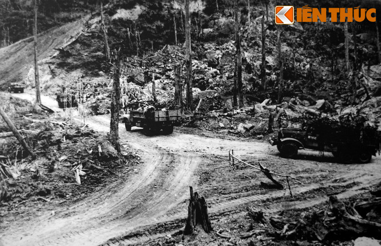 Đoàn xe vượt Trường Sơn chi viện cho chiến trường miền Nam với khẩu hiệu "Tất cả vì miền Nam ruột thịt". Tinh thần hi sinh quên mình cho đồng bào ấy lại được các chiến sĩ tái hiện trong công cuộc phòng chống dịch bệnh Covid-19.