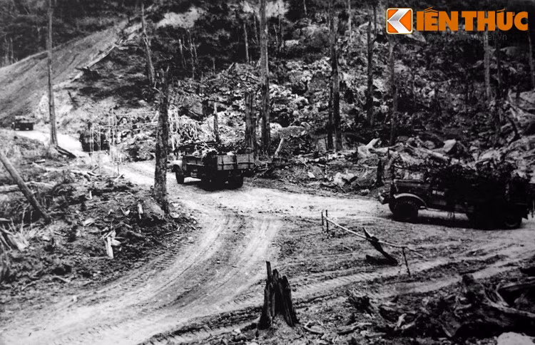 Đoàn xe vượt Trường Sơn chi viện cho chiến trường miền Nam với khẩu hiệu "Tất cả vì miền Nam ruột thịt". Tinh thần hi sinh quên mình cho đồng bào ấy lại được các chiến sĩ tái hiện trong công cuộc khắc phục hậu quả do lũ lụt để lại.