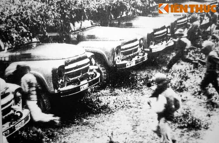 Dàn xe của Đại đội 9 - Bộ đội Vận tải anh hùng sẵn sàng thực hiện nhiệm vụ chi viện cho miền Nam. Thời nay, mỗi khi thiên tai ập đến, hàng vạn chiến sĩ lại sẵn sàng lên đường thực thi nghĩa vụ bảo vệ tổ quốc và nhân dân.