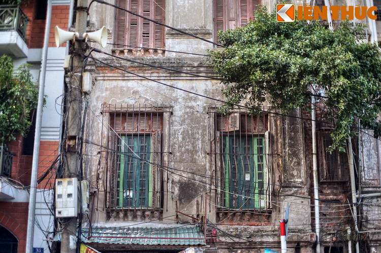 Ngày nay phố Hàng Vôi vẫn còn mang chút dáng dấp của một khu phố Tây của Hà Nội thời thuộc địa, với sự hiện diện của một số công trình tuổi đời trên dưới một thế kỷ.