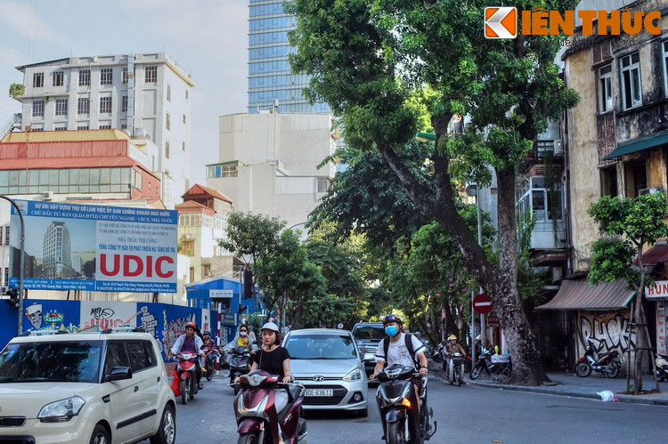 Cuối thế kỷ 19, người Pháp cho phá toàn bộ lũy đất để lập ra phố Courbet, tức là phố Lý Thái Tổ ngày nay. Dù các hàng bán vôi trên phố mới bị dẹp nhưng dân địa phương khi đó vẫn gọi đoạn giữa phố Courbet là Hàng Vôi. Như vậy lúc đó có hai phố Hàng Vôi nằm cạnh nhau.