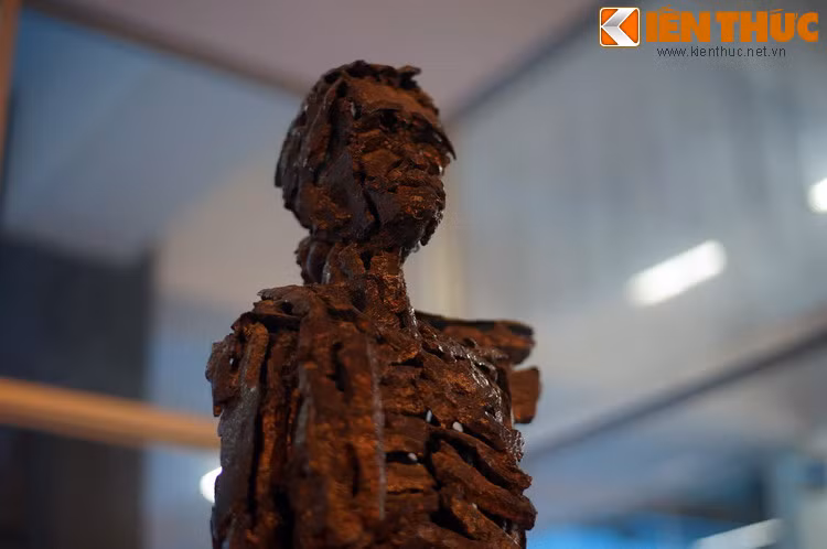 Tượng "Bà mẹ" làm từ các mảnh bom Mỹ là tác phẩm do nghệ sĩ Nguyễn Hoàng Huy (tỉnh Tây Ninh) sáng tác đầu thập niên 1990, được trưng bày tại Bảo tàng Chứng tích chiến tranh. Tác phẩm khiến không ít người phải lặng người trước sự tàn khốc của cuộc chiến tranh.