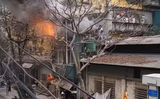 Theo thông tin từ Ban Thi đua - Khen thưởng thành phố Hà Nội, chiều 13/1, Chủ tịch UBND thành phố Hà Nội Chu Ngọc Anh đã ký Quyết định số 174/QĐ-UBND về việc khen thưởng thành tích đột xuất cho cá nhân có hành động dũng cảm chữa cháy, cứu người tại địa chỉ số 107, ngõ 51 phố Lương Khánh Thiện (phường Tương Mai, quận Hoàng Mai).