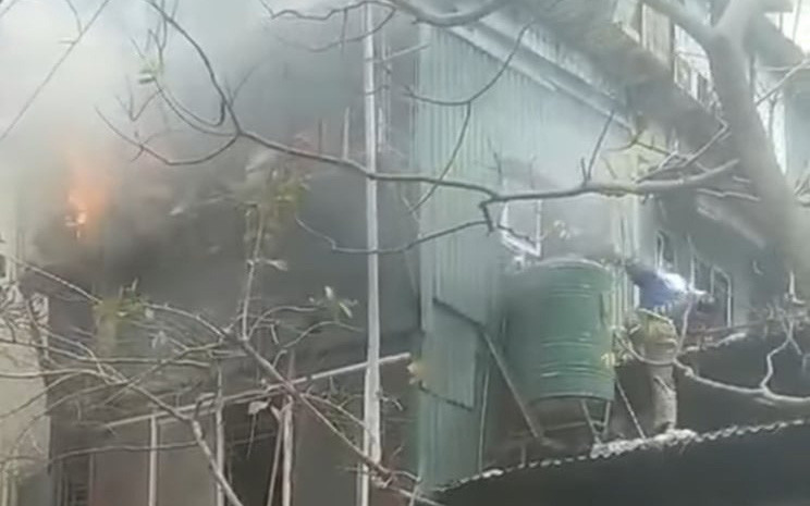 Trước đó, như Báo Tri thức và Cuộc sống đưa tin vào khoảng 12h30 ngày 12/1, một đám cháy xảy ra tại số nhà 107, ngõ 51 Lương Khánh Thiện. Khi xảy ra cháy, trong nhà có cháu V.H.Y (SN 2007) mắc kẹt trên tầng 3.