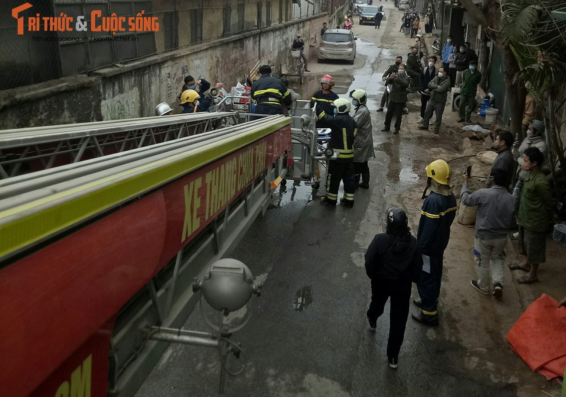 Hiện vụ cứu sống bé gái trong vụ cháy ở Hà Nội đang được cơ quan chức năng điều tra, làm rõ.