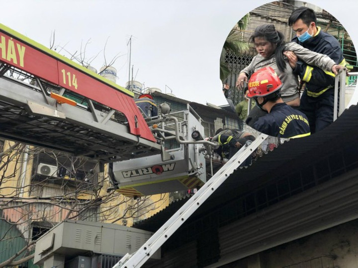 Lúc này, ông Trung Văn Nam và ông Dương Ngọc Vũ khi đó đang sửa điều hòa ở gần nhà bị cháy, đã hỗ trợ tận tình, cùng lực lượng chức năng cứu nạn đưa cháu Y. ra khỏi nơi nguy hiểm.