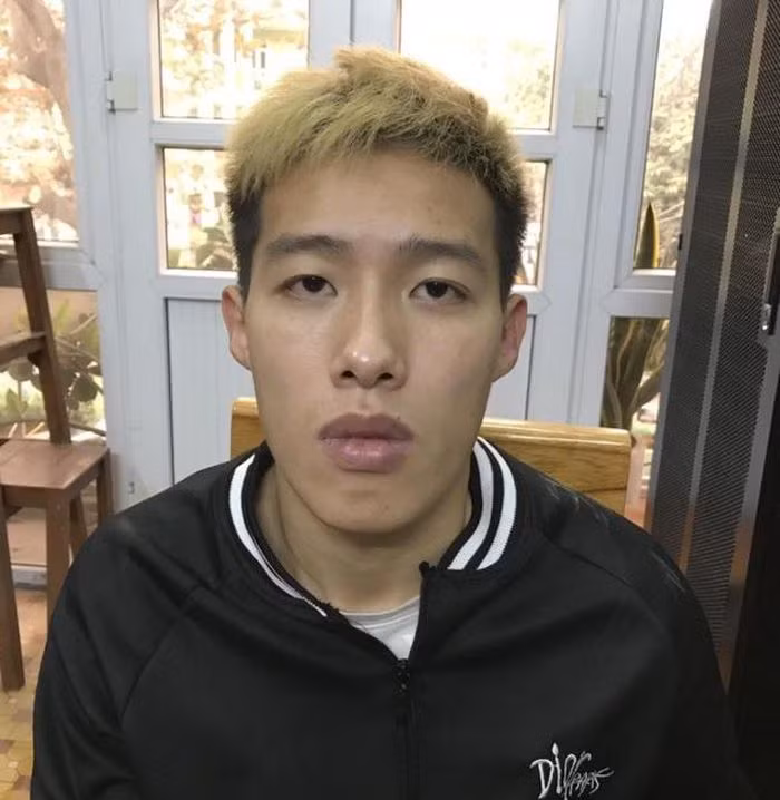  Dùng dao khống chế nhân viên nhà nghỉ, cướp tài sản: Thiếu tiền tiêu xài, Nguyễn Nhật Linh (SN 1998, ở TP Cẩm Phả, Quảng Ninh) mang theo dao đến nhà nghỉ Thu Hường (khu 4, phường Hà Tu, TP Hạ Long) khống chế lễ tân, cướp tài sản. Ngày 12/1, Công an TP Hạ Long cho biết vừa bất khẩn cấp Linh để điều tra, làm rõ.