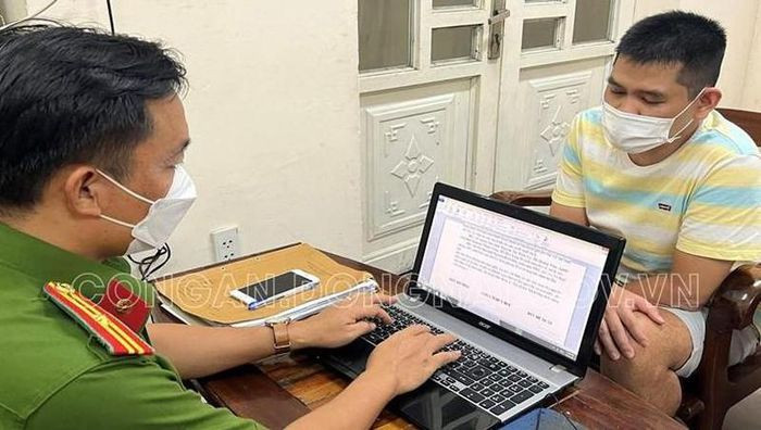  Bắt khẩn cấp "ổ tú ông" điều phối hàng trăm gái mại dâm: Ngày 12.1, Công an tỉnh Đồng Nai cho biết, đang điều tra làm rõ vụ môi giới mại dâm sử dụng internet công nghệ cao để điều hành hoạt động xảy ra trên địa bàn. Trong 8 đối tượng bị bắt, riêng đối tượng Nguyễn Xuân Hoàng (37 tuổi, ngụ TP HCM) đã khai nhận đang quản lý gần 200 gái bán dâm hoạt động tại nhiều tỉnh, thành trên cả nước.