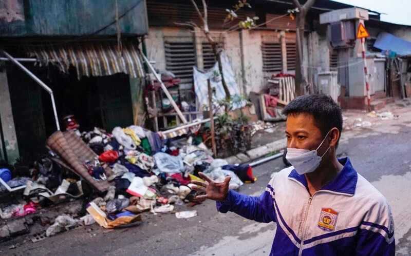 Thấy hoả hoạn, anh Nam vội vàng bỏ dở bữa cơm, cùng một số người dân quanh khu vực nhanh chóng chạy đến tìm cách dập lửa. Anh Nam và người dân đã cố gắng nghe ngóng xem có người trong nhà hay không thì anh nghe thấy tiếng kêu cứu phát ra từ tầng tum trong tiếng nổ của đám cháy.