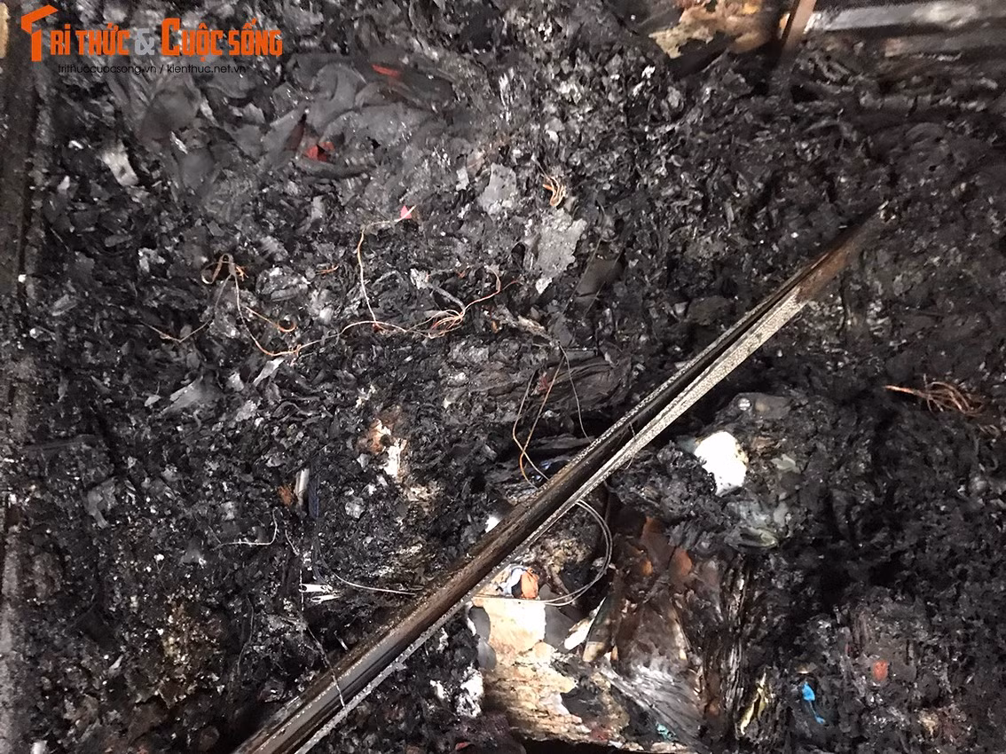 Người đàn ông dũng cảm nhanh chóng lấy lại bình tĩnh và dùng chân đạp mạnh, liên tục vào khung sắt cho thanh sắt giãn ra. Anh Nam sau đó thò tay vào đám khói bụi mịt mù và túm trúng cháu bé sau đó cố hết sức lôi nạn nhân ra ngoài.