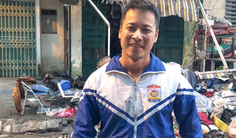 Anh Nam kể: "Phát hiện có 1 bé gái đang trên tầng, tôi đã tìm cách leo lên mái nhà lợp tôn của khu xưởng bên cạnh, cầm theo một chiếc bình cứu hoả. Quá trình leo lên khá khó khăn khi gờ tường của căn nhà lúc đó rất nóng, khói mù mịt gây khó thở". 