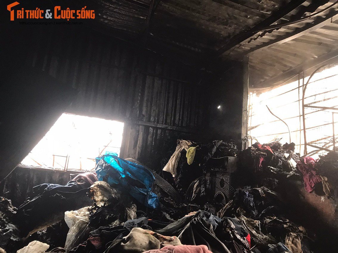 Thời điểm kéo được bé gái ra đến khu vực an toàn cũng là lúc xe cứu hoả của lực lượng chức năng đến. Hai chú cháu được lực lượng chức năng đưa xuống mặt đất, đám cháy cũng nhanh chóng được khống chế sau đó ít phút. 