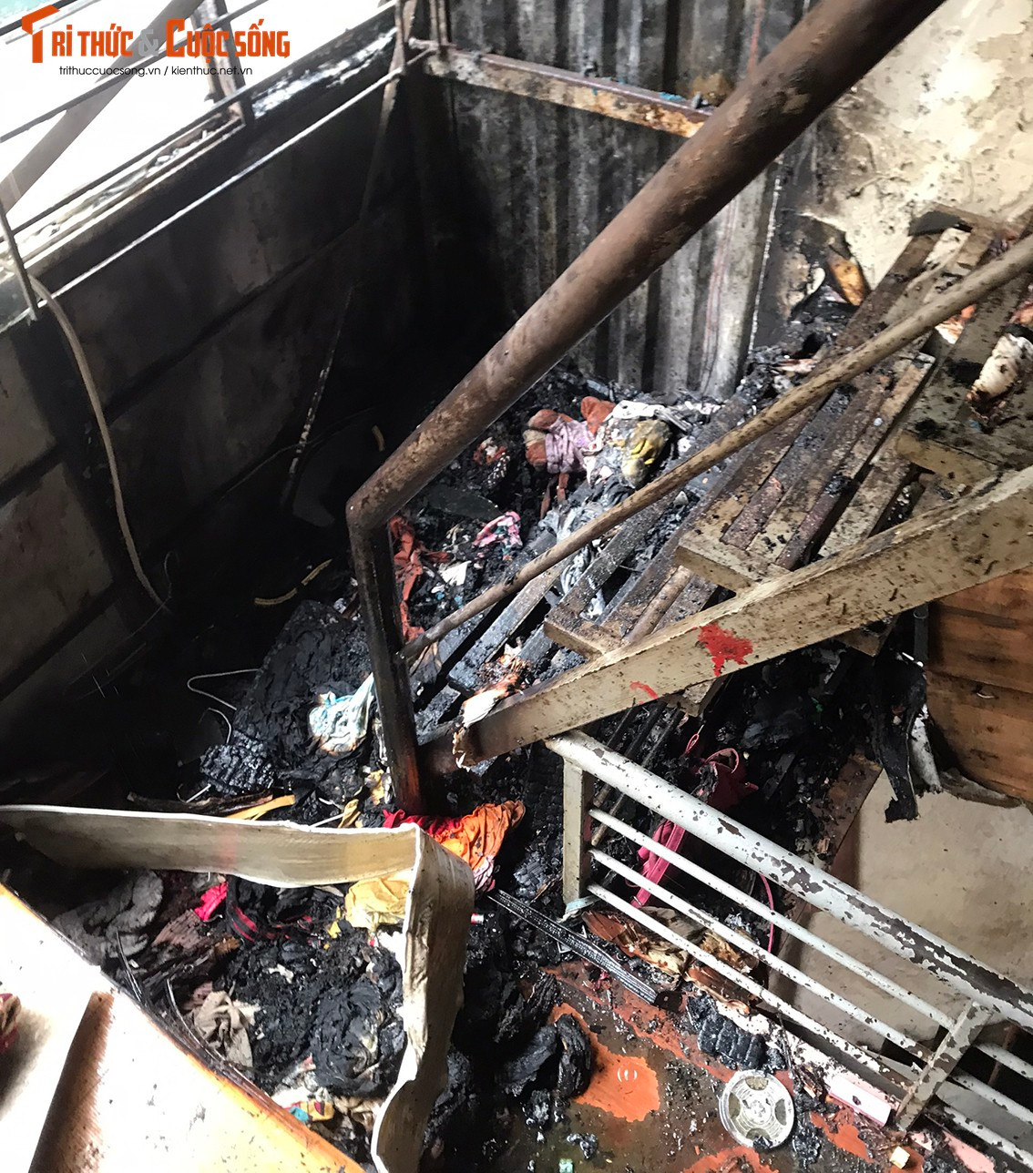 Sau khi trèo được lên mái tôn của khu xưởng, anh Nam nghe thấy rõ hơn tiếng kêu cứu của bé gái. Tuy nhiên chiếc bình cứu hoả không đủ để dập đám cháy đã lan ra khắp nhà. Anh Nam sau đó đã mở cửa sổ bên hông căn nhà thì phát hiện ra bên trong là khung sắt.