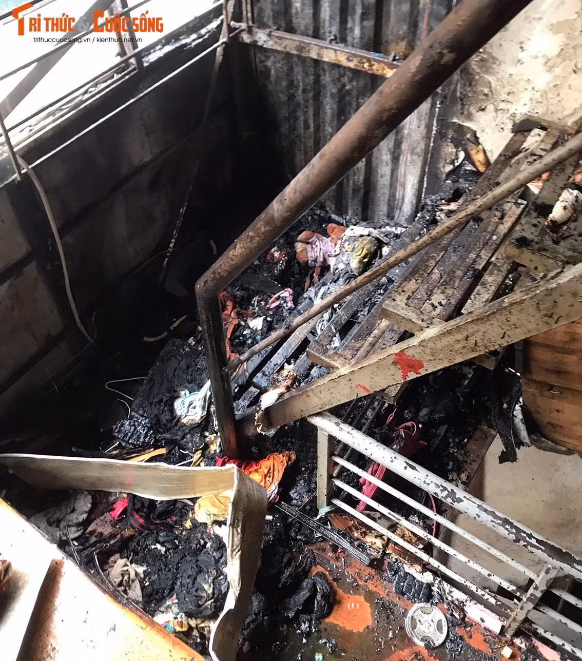 Sau khi trèo được lên mái tôn của khu xưởng, anh Nam nghe thấy rõ hơn tiếng kêu cứu của bé gái. Tuy nhiên chiếc bình cứu hoả không đủ để dập đám cháy đã lan ra khắp nhà. Anh Nam sau đó đã mở cửa sổ bên hông căn nhà thì phát hiện ra bên trong là khung sắt.