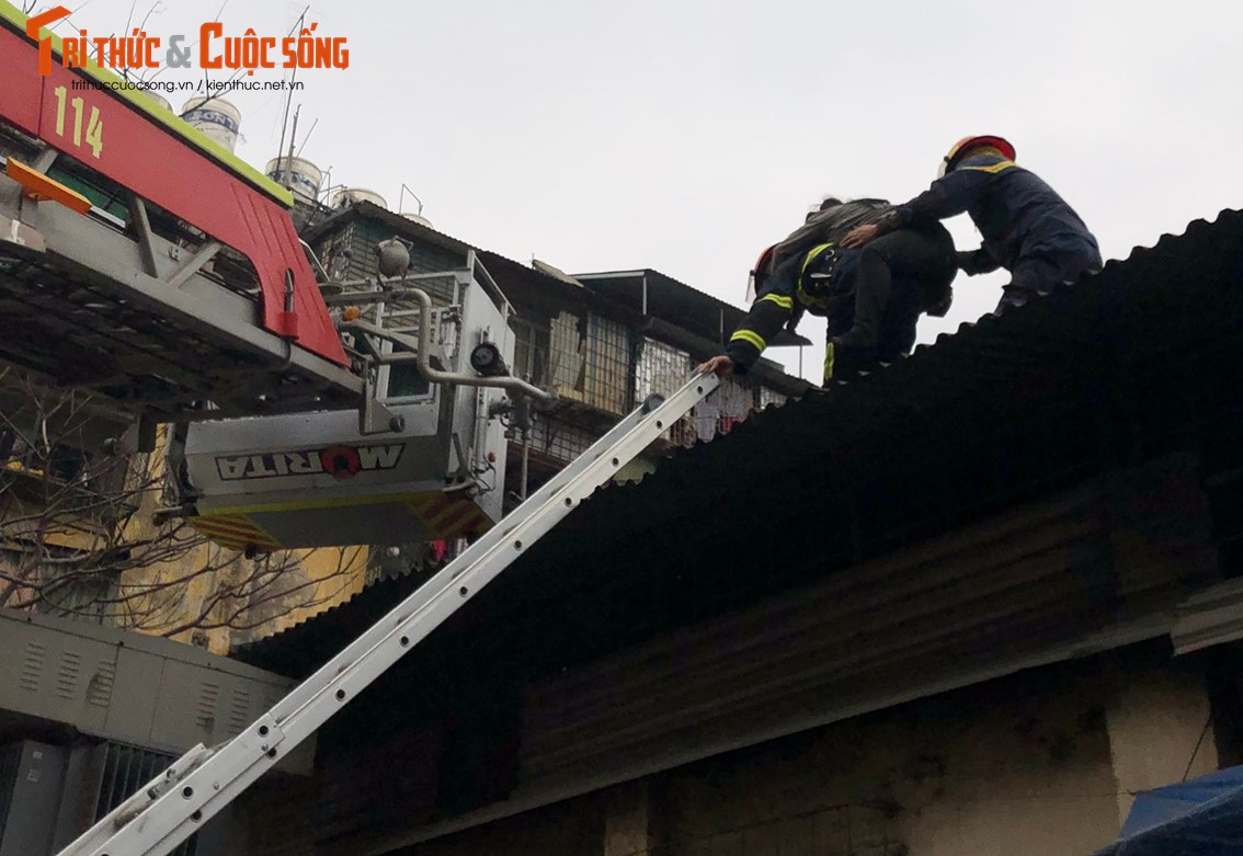 Vụ hoả hoạn cũng khiến 1 bé gái 14 tuổi bị bỏng nhẹ ở cánh tay, vùng chân và lưng. Hiện bé đang được người nhà đưa đi bệnh viện để kiểm tra. Thời điểm xảy ra vụ hoả hoạn, trong nhà có 2 người gồm 1 cháu nhỏ và ông ngoại của cháu.