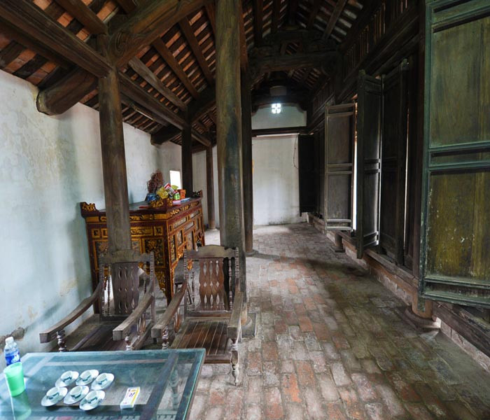 Nhà có 3 gian thiết kế theo phong cách truyền thống nông thôn Việt Nam, với 4 hàng cột với 16 cây cột to làm từ gỗ lim.