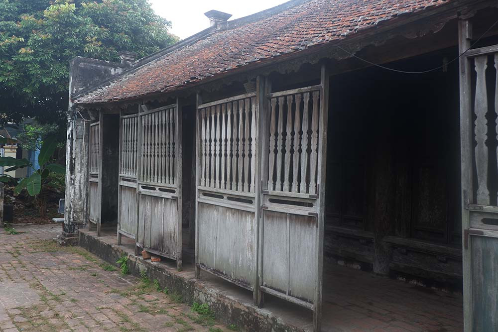 Người trông coi ngôi nhà cho biết mái ngói ngôi nhà vẫn còn tốt dù đi lại trên mái cũng không hề sợ gãy vỡ.