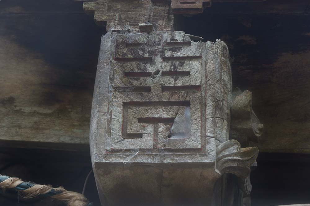 Tất cả gỗ của ngôi nhà này đều bằng lim. Trên các văng, kèo, li tô được chạm khắc nhiều chữ nho, hình rồng...