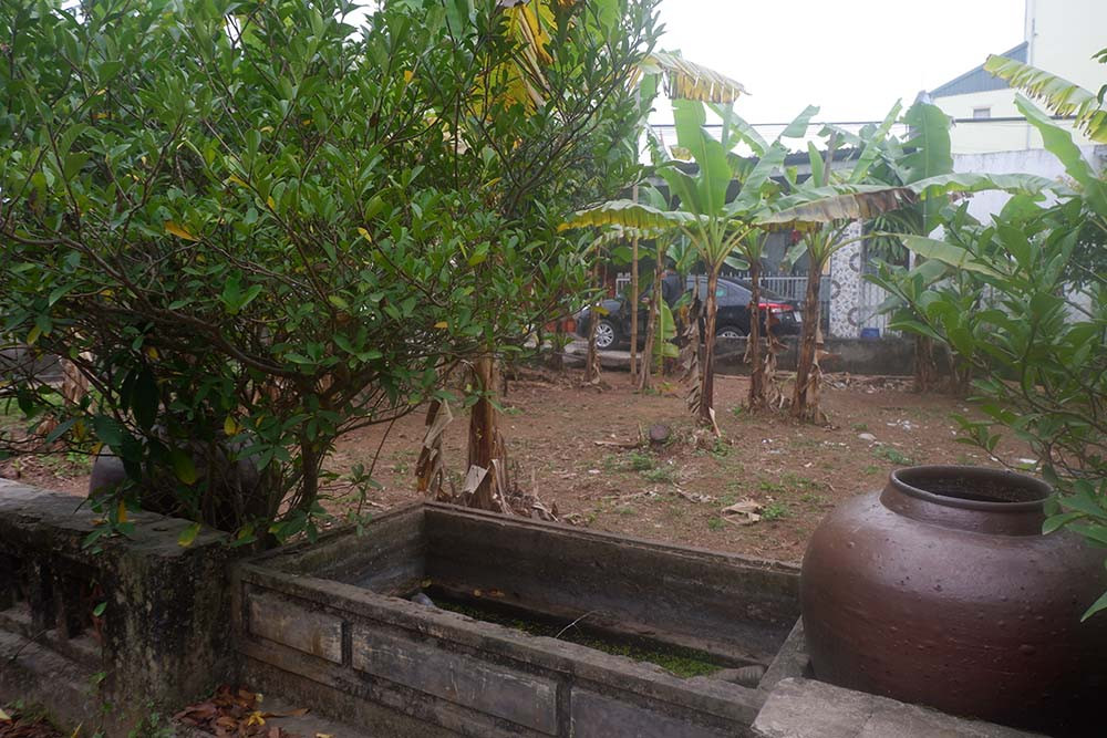 Dừng chân ở phía trước ngôi nhà, du khách sẽ thấy một bể nước hình chữ đây được coi là công trình xây dựng lên để hợp với phong thuỷ của ngôi nhà.