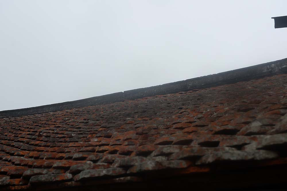 Ngôi nhà đã hơn 100 năm tuổi nhưng mái ngói vẫn chưa phải tu sửa, và không bị dột nát.