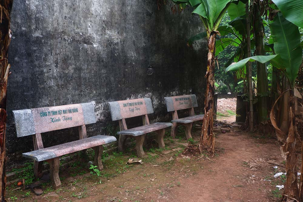 Ở đây cũng được sắp xếp hàng ghế đá khi du khách đến có thể ngồi nghỉ ngơi.