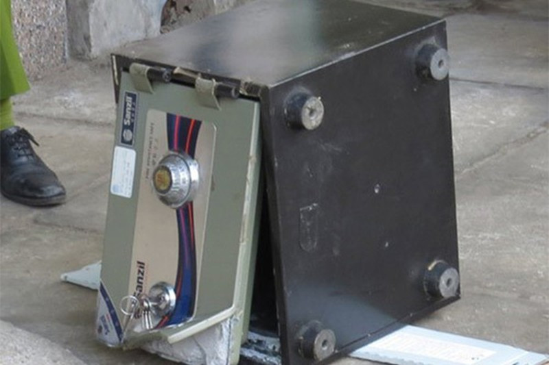  Lẻn vào chung cư cao cấp, phá két sắt, trộm tiền tỷ: Sau khi vào tòa Park 2, khu đô thị Times City, Hà Nội, Ngô Văn Vũ (SN 1991, ở Thái Nguyên) đã đột nhập vào căn chung cư của chị Hoàng Thị N. (SN 1997, quê Thái Nguyên) tên trộm phá két sắt, lấy đi 40.700 USD cùng 2 lượng vàng SJC tổng giá trị tài sản hơn 1 tỷ đồng rồi sau đó bỏ trốn. Cuối tháng 7/2020, VKSND TP Hà Nội đã truy tố Vũ. 