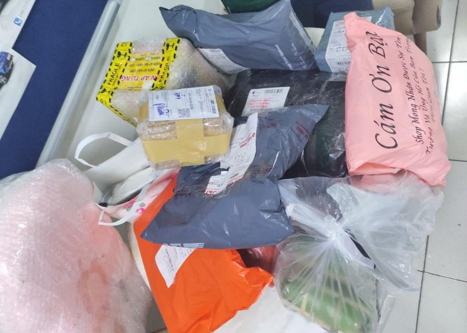  Giả danh shipper, trộm đồ ở chung cư TP HCM: Ngày 3/1, H.L.T.T. (32 tuổi, ngụ tỉnh Long An) đã giả danh shipper vào chung cư Vinhomes Golden River (quận 1, TP HCM) trộm đồ ở bàn giao nhận, tuy nhiên đã bị bảo vệ phát hiện và bàn giao cho Công an. 