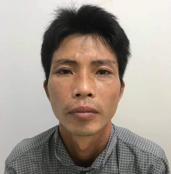  Giám đốc tự ký giấy đi đường, lẻn vào chung cư ăn trộm: Phạm Thanh Nhàn (39 tuổi, huyện Thanh Trì, Hà Nội) lập một công ty viễn thông, tự ký, đóng dấu vào giấy đi đường để qua các chốt kiểm soát COVID-19, rồi vào các chung cư trộm dây đồng chống sét mang đi bán sắt vụn. Ngày 23/8/2021, Nhàn bị Công an quận Bắc Từ Liêm bắt giữ. 