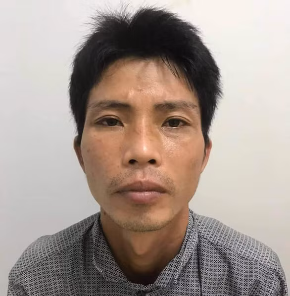  Giám đốc tự ký giấy đi đường, lẻn vào chung cư ăn trộm: Phạm Thanh Nhàn (39 tuổi, huyện Thanh Trì, Hà Nội) lập một công ty viễn thông, tự ký, đóng dấu vào giấy đi đường để qua các chốt kiểm soát COVID-19, rồi vào các chung cư trộm dây đồng chống sét mang đi bán sắt vụn. Ngày 23/8/2021, Nhàn bị Công an quận Bắc Từ Liêm bắt giữ. 