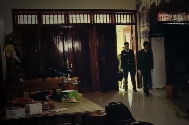 Tại hiện trường, đồ đạc có dấu hiệu bị xáo trộn, đổ vỡ. Trong nhà vệ sinh có nhiều vết máu nghi là máu người.