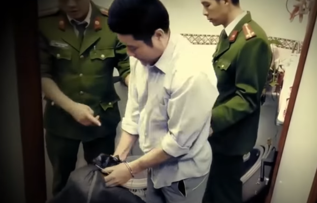 Đến gần nửa đêm, Hải vào xem thấy Hiếu đã chết nên lấy giấy viết thư thú nhận đã giết vợ. Sau đó, hung thủ lấy dây buộc gập người nạn nhân cho vào bao tải đen, dùng xe máy chở xác đến cầu Sông Mãng vứt xuống sông Bằng Giang.