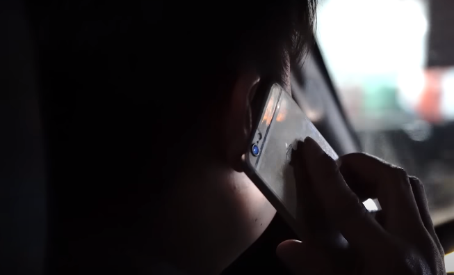 Đến 23h ngày 27/1/2021, cơ quan điều tra cũng nhận được điện thoại của một công dân tại tổ 1, phường Chiềng Sinh cho biết, nhìn vào các đặc điểm hình ảnh cơ quan Công an đăng tải thì thấy giống với chủ nhân ngôi nhà 3 tầng trên đường Lê Duẩn, tổ 1, phường Chiềng Sinh.