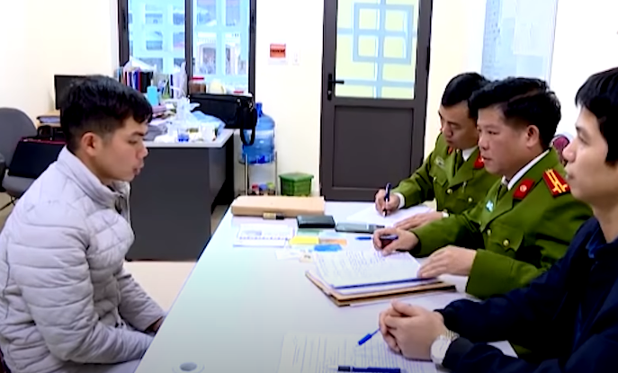 Sáng 28/1/2021, khi bị triệu tập về cơ quan điều tra, trước những bằng chứng không thể chối cãi, Quàng Văn Thương đã cúi đầu nhận tội. Y khai, đầu năm 2020 có vay bà T. 30 triệu đồng, hai bên thống nhất tiền lãi tính theo ngày, số tiền gốc và lãi mà Thương phải trả cho bà T. lên đến gần 100 triệu đồng.