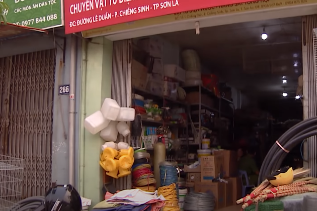 Nhận định việc rà soát các cửa hàng bán bao tải dứa giống như chiếc bao bọc thi thể nạn nhân sẽ là manh mối để tìm ra hung thủ gây án, trinh sát đã lập tức triển khai. Manh mối bắt đầu hé mở khi một cửa hàng kinh doanh vật liệu xây dựng trên địa bàn phường Chiềng Sinh, TP Sơn La xác nhận có bán bao tải dứa giống loại đựng tử thi vào ngày 15/1/2021.