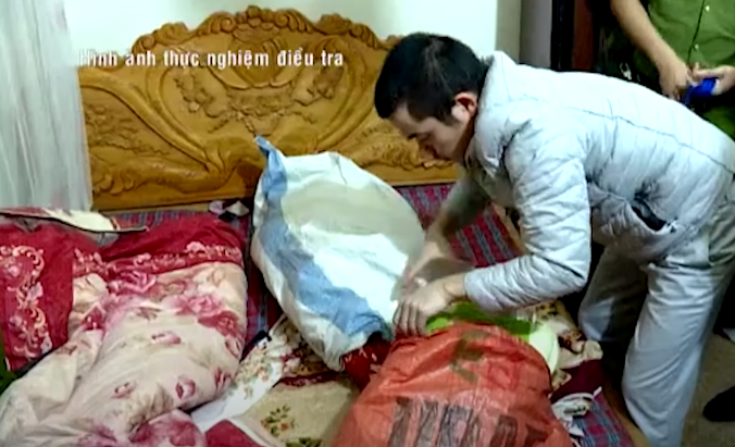 Khi thấy bà T. nằm bất động, Quàng Văn Thương đã có hành vi giao cấu, sau khi thỏa mãn dục vọng, Thương chiếm đoạt của bà T. 2 chiếc điện thoại di động, 18 triệu đồng tiền mặt và gần 150 triệu đồng tiền trong tài khoản thẻ ATM của bà T. Để phi tang, Thương đi mua chiếc bao tải dứa, cho xác bà T. vào rồi khâu lại, đợi đêm xuống thì vứt xuống hồ thủy lợi.