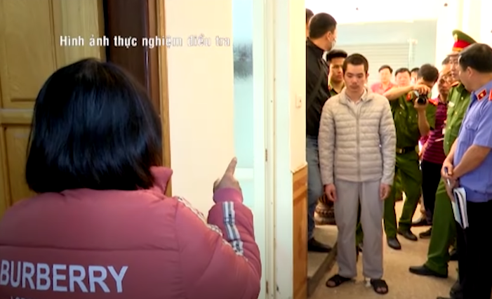 Lãi quá cao, lại nhiều lần bị bà T. dọa gọi xã hội đen, lên tận nhà đòi người thân và gia đình, sáng 15/1/2021, Thương có chạm mặt bà T. và lại bị đòi món nợ đã lâu. Thương không có tiền nên lại xin khất đến sau Tết trả thì bà T. không đồng ý, đồng thời chửi bới Thương.