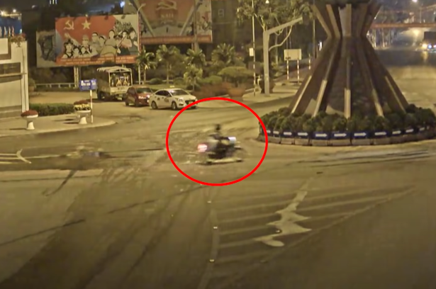 Rà soát hệ thống camera trên địa bàn TP Sơn La, cơ quan điều tra phát hiện một đối tượng nghi vấn vào hồi 0h25 ngày 15/1/2021, có đi xe máy kiểu dáng Wave Alpha, phía sau chở một đồ vật dài và vỏ bao trùng khớp với bao tải dứa của vụ án; đối tượng di chuyển từ khu vực phường Chiềng Sinh theo hướng phía hiện trường xảy ra vụ án.